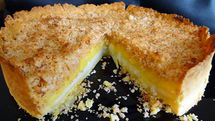 Tartă cu crumble de lămâie și nucă de cocos