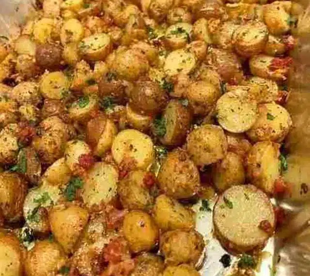Cartofi crocanți cu usturoi și parmezan – Rețetă