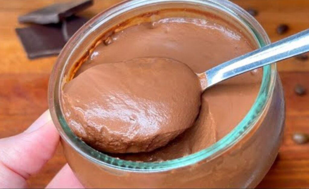 Acest desert din cafea și ciocolată mă trezește imediat și mă alimentează cu proteinele de care am nevoie dimineața!