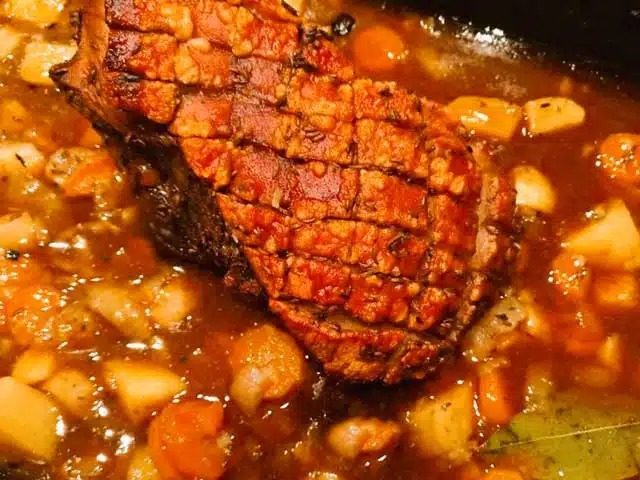 Rețetă de friptură de porc, crustă crocantă, sos delicios