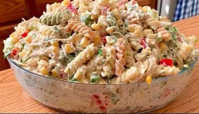 Salată de tăiței cu sos de iaurt, nu mă satur niciodată să o mănânc!