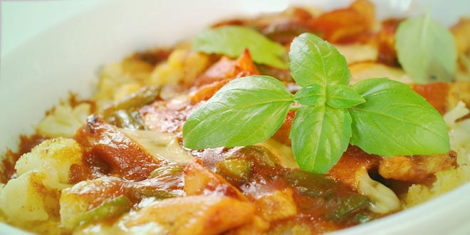 Budincă cu carne de pasăre, conopidă, ardei și feta