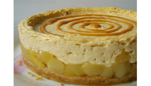 Desert de piure de mere și pere cu caramel sărat de unt
