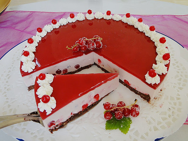 Tort de Cremă de Coacăze Negre (fără coacere – cu blat de alune)