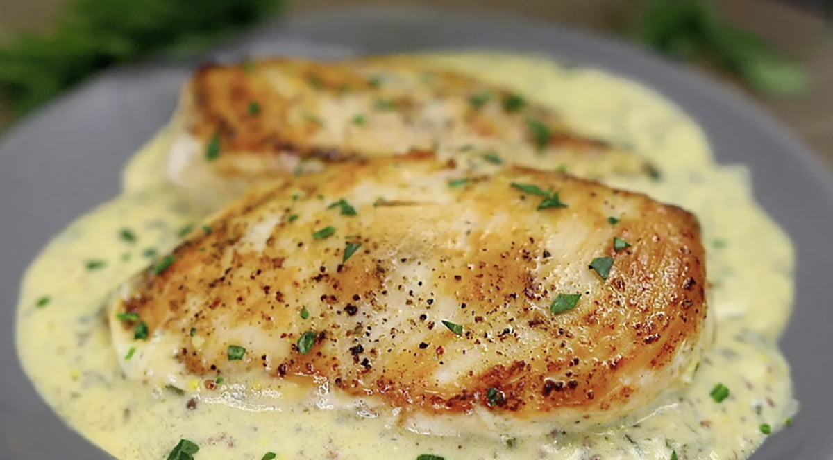 Rețetă simplă de piept de pui în sos cremos cu muștar! Gustos și rapid!