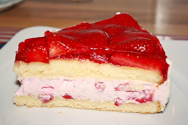 Tarta cu căpșuni (această prăjitură poate fi desigur preparată și cu alte fructe de pădure)