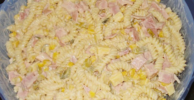 Salată de paste cu sos secret delicios (salată de paste cu porumb, carne de vită, brânză, castraveți)
