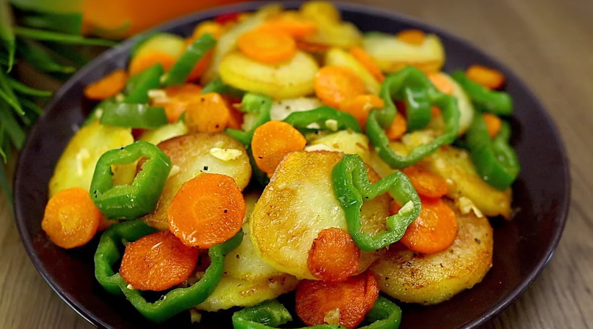 Rețetă de cartofi delicioși cu legume! Garnitură rapidă și simplă!