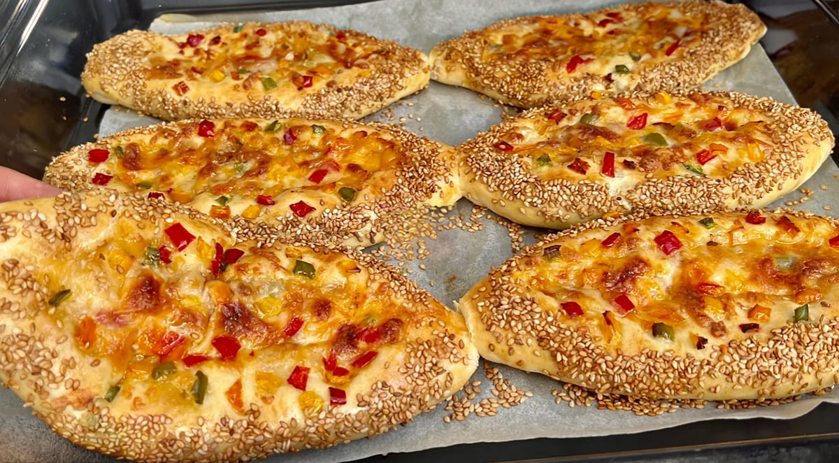 Covrigi perfecți din aluat dospit: Atât de gustoși încât nu va rămâne nimic pe masă!