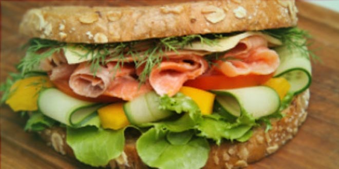 Pâine proteică cu somon afumat, ardei, castravete și roșii – Low-Carb