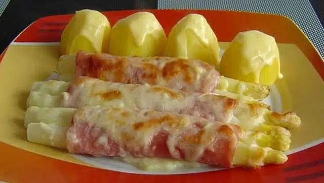 Voici une traduction précise et naturelle du titre en roumain :

„Toată lumea ne cere acum această rețetă de budincă cu sparanghel”