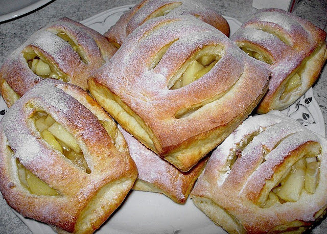 Plăcinte cu mere și cremă de ou cu lichior de ouă