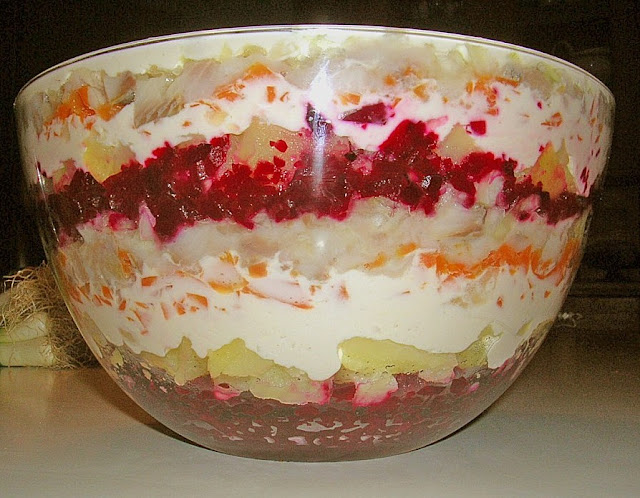 Salată stratificată rusească