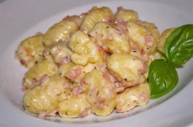 Gnocchi cu sos de brânză, usturoi și șuncă – Rețetă