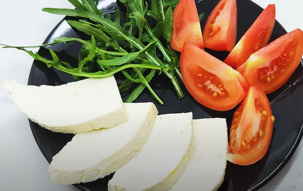 Cum să faci 1 kg de brânză din 2 litri de lapte? Rețetă simplă pentru o brânză de casă delicioasă!