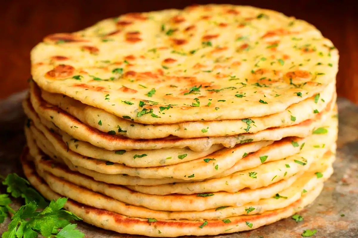 Rețetă de pâine turcească la tigaie Bazlama făcută cu unt de usturoi și ierburi