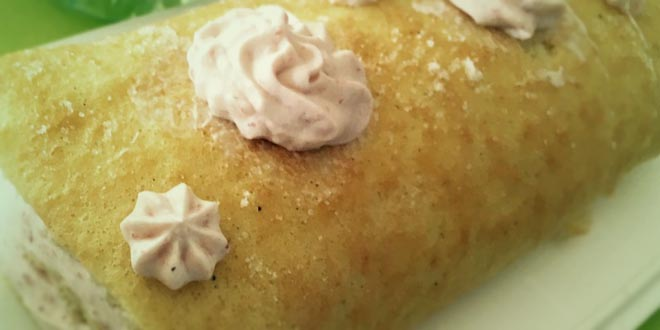 Ruladă cu foaie pufoasă săracă în carbohidrați și umplutură de căpșuni (aluat aerat fără făină și zahăr)