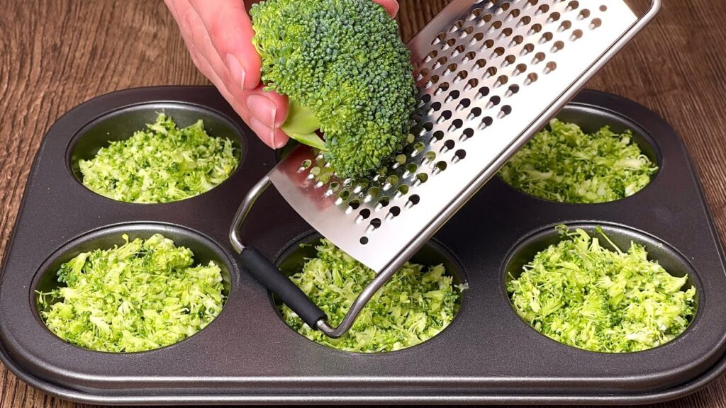 Răzui broccoli și fac brioșe sărate spectaculoase pentru cină, delicioase chiar și pentru copii!