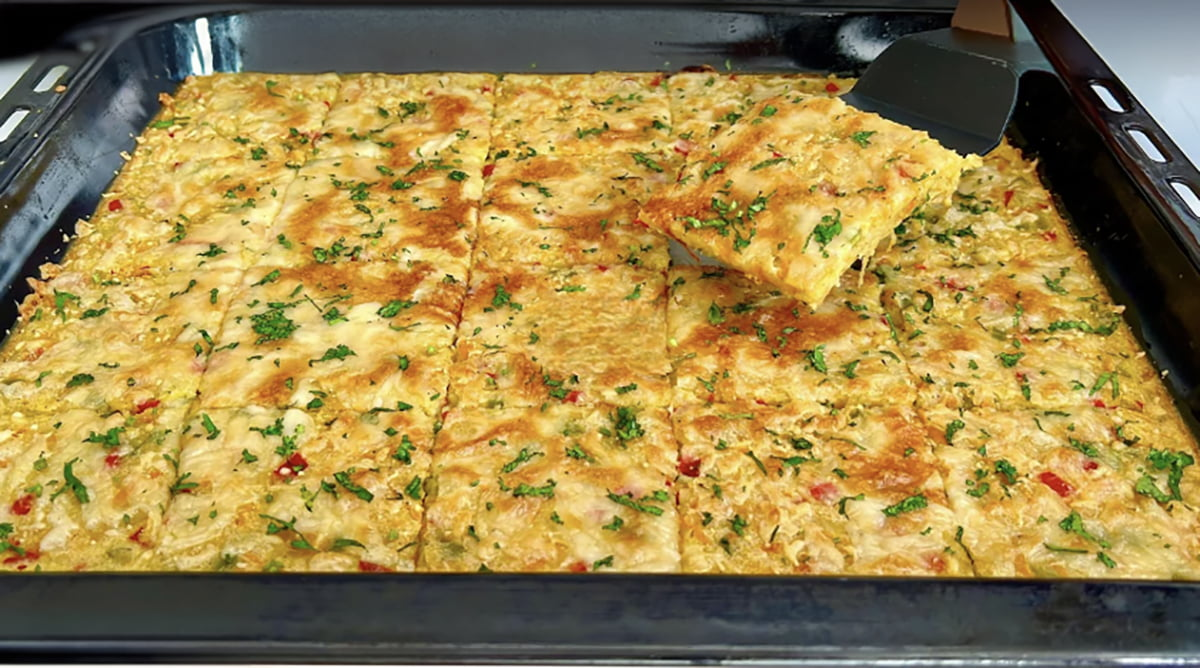 Delicioasă budincă simplă de cartofi la tavă: Este mai bună decât pizza! Doar rade cartofii!