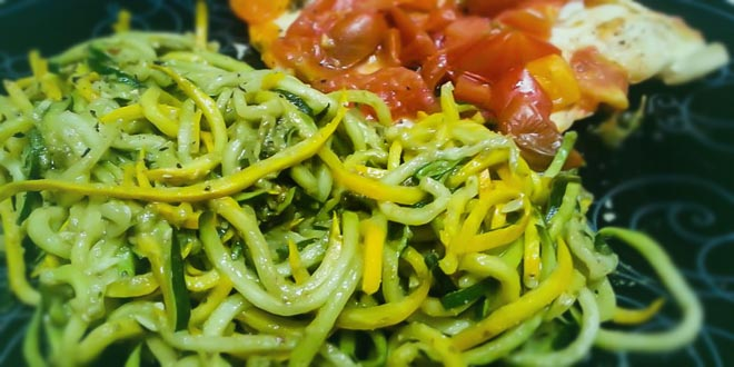Spaghete de dovlecei low-carb cu legume, vegetarian