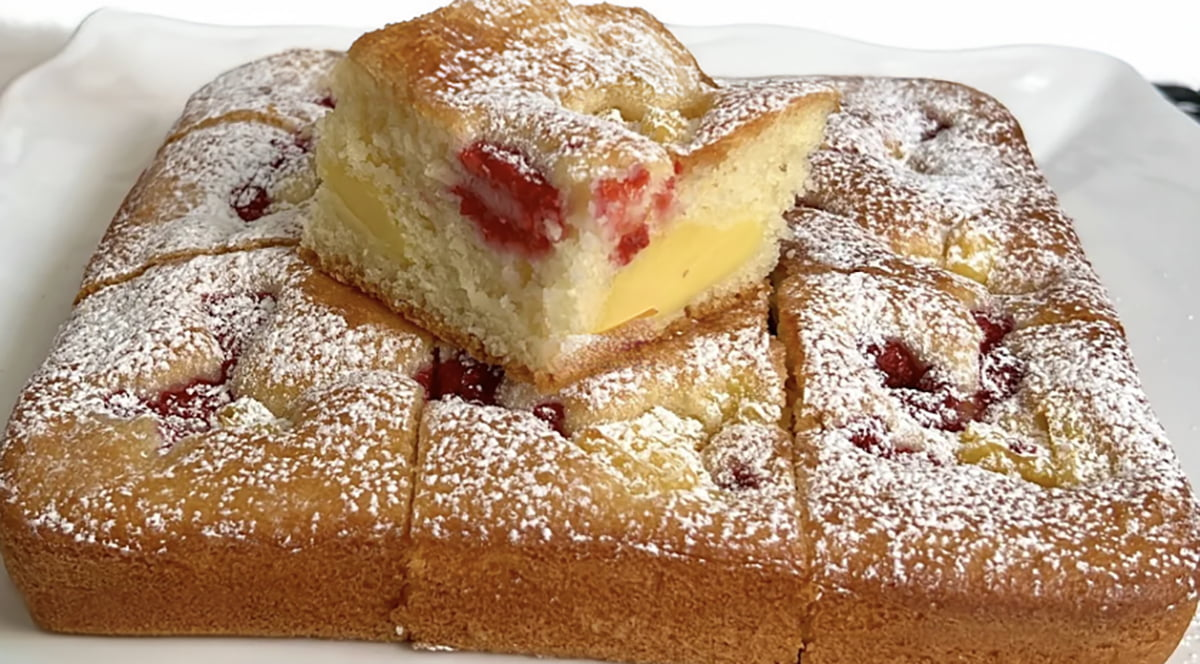 Prăjitură fină cu fructe și iaurt: Cea mai bună și totodată cea mai simplă prăjitură