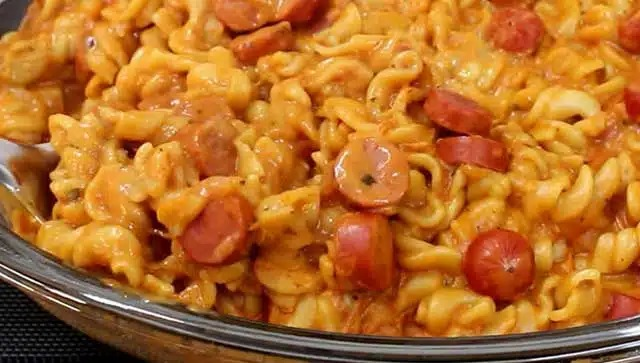 Gata rapid: Rețetă de tigaie cu macaroane și cârnăciori