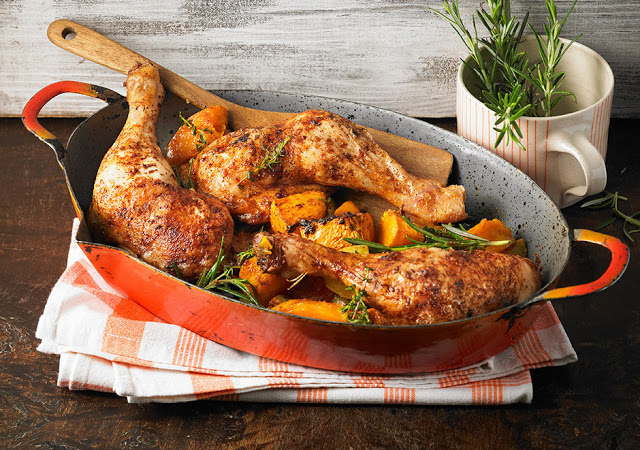 Dovleac, cartofi și pulpe de pui la cuptor