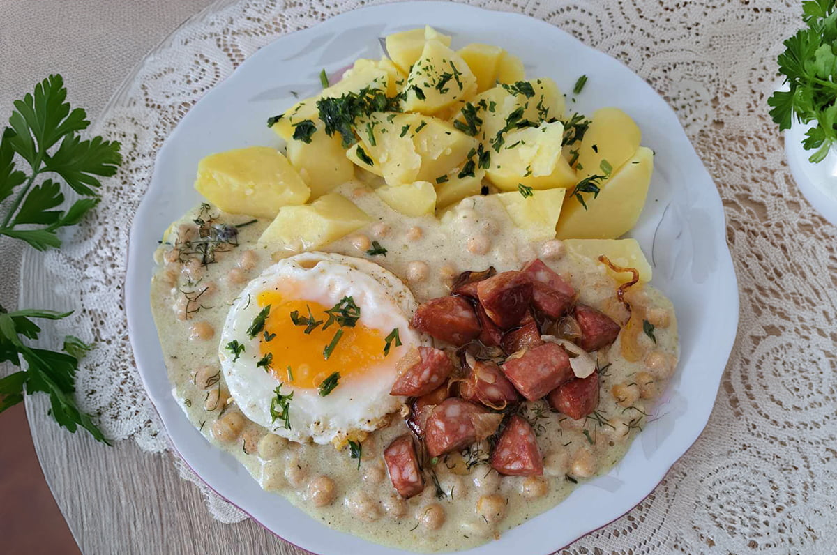 Tocană de năut cu ou ochi și cartofi după rețeta bunicii Stanka: Prânz rapid și ieftin