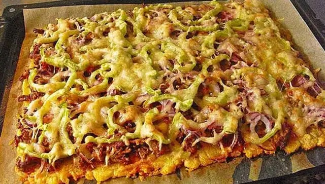 Pizza cu cartofi și carne tocată, rețetă fără aluat dospit!