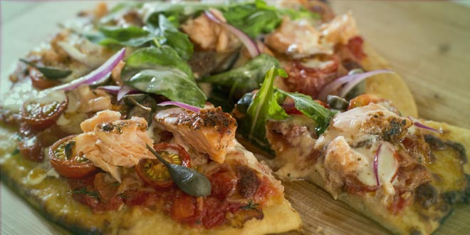 Pizza cu brânză de vaci low carb și somon