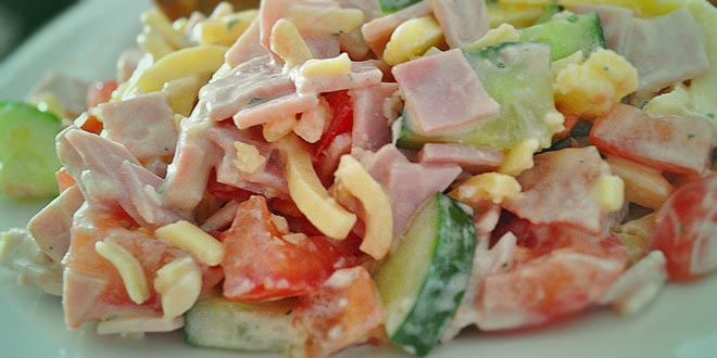 Salată colorată low-carb cu carne tocată și brânză