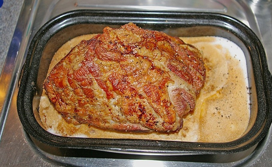 Cotlet de porc la cuptor în pat de sare