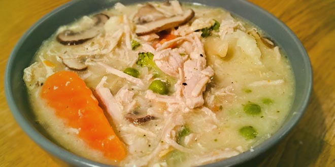 Friptură de pui cu legume împărătești, ciuperci și sparanghel (low-carb, bogat în proteine, în sos de smântână)