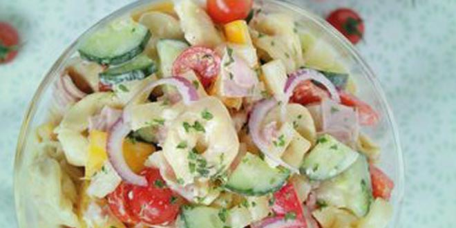 Salată low carb de castraveți și ardei cu șuncă fiartă