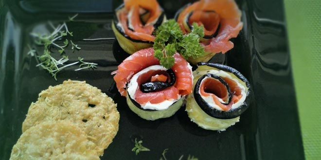 Mini rulouri de dovlecei cu somon afumat (aperitiv delicios sau gustare low carb)