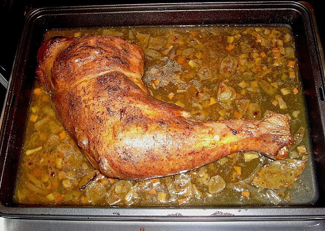 Ciocănel de porc în sos de smântână cu ienupăr