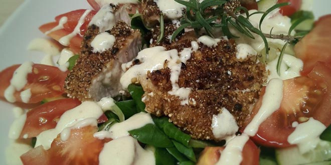 Salată de valeriană low carb cu fâșii de șnițel în crustă de migdale și amarant (fără gluten și zahăr)