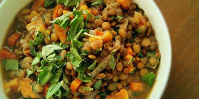 Tocăniță low-carb de linte cu ardei și cartof dulce (vegetarian)