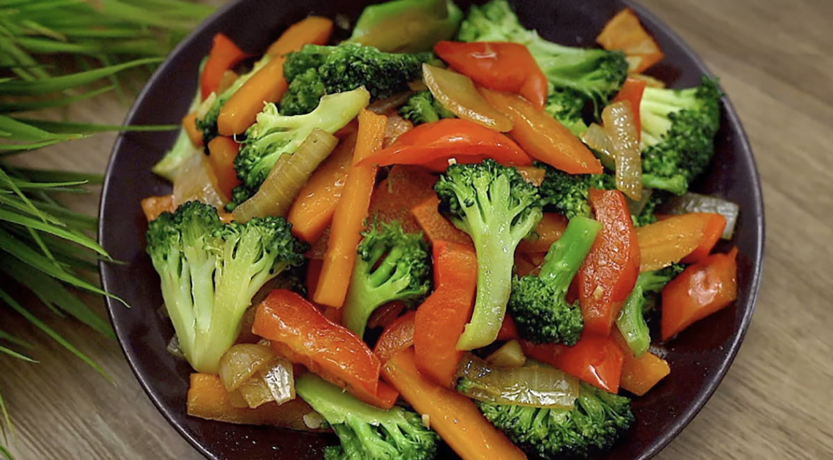 Slăbesc repede: Această broccoli cu legume la tigaie este atât de gustoasă că o prepar în fiecare zi!