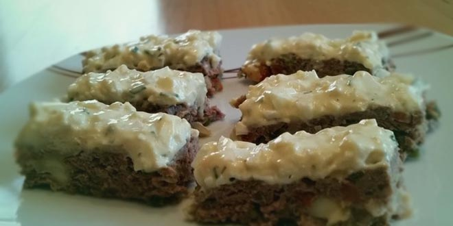 Tartă cu carne tocată săracă în carbohidrați cu topping de salată de ouă