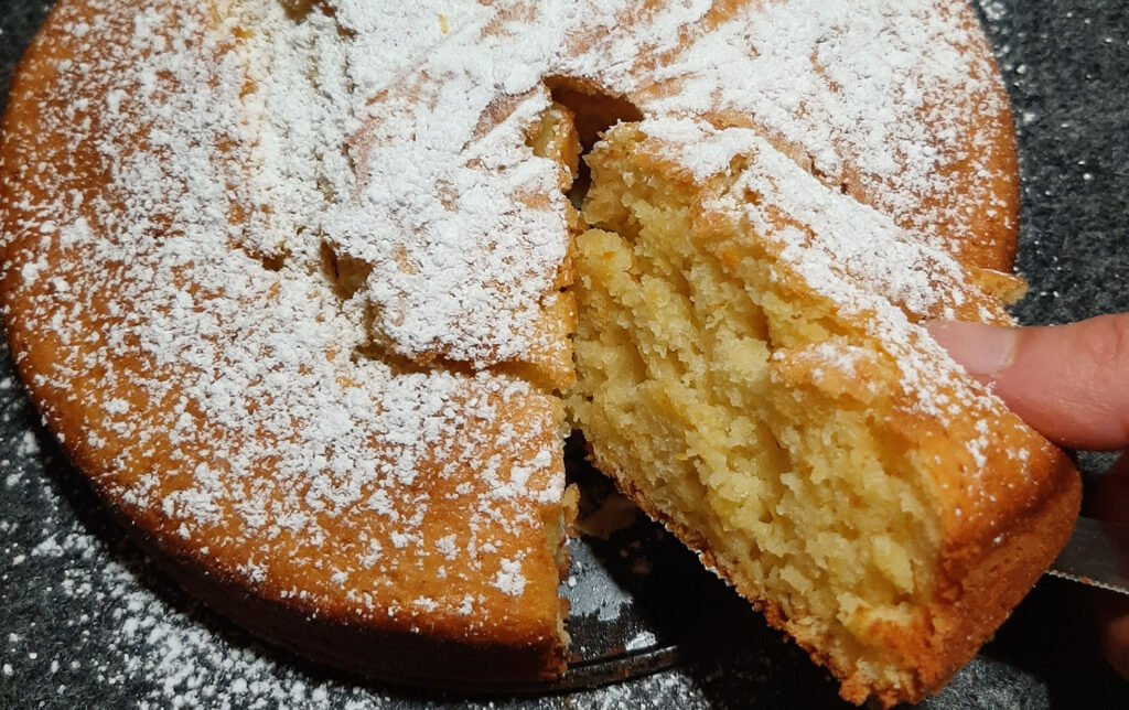 Zdruștez o portocală și lapte, nu există unt: acest tort se vinde ca pâinea caldă | Doar 180 Kcal!
