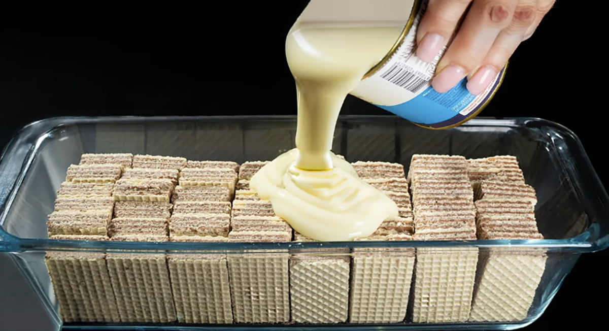 Acest desert rapid merită un Oscar! Trebuie doar să amesteci lapte condensat și napolitane cu ciocolată!