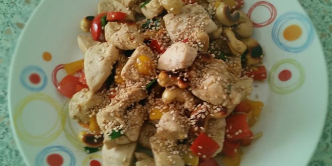 File de pui sărace în carbohidrați cu caju prăjit