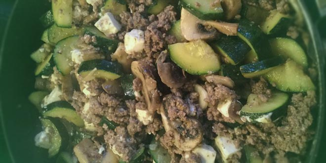 Tigaie rapidă de dovlecei cu carne tocată și feta, simplă, gustoasă și săracă în carbohidrați