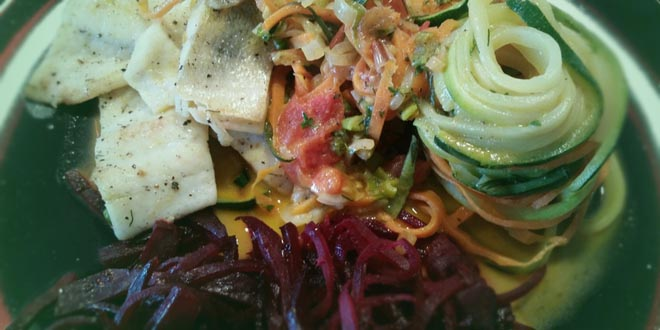 Zoodles low-carb din legume cu pește
