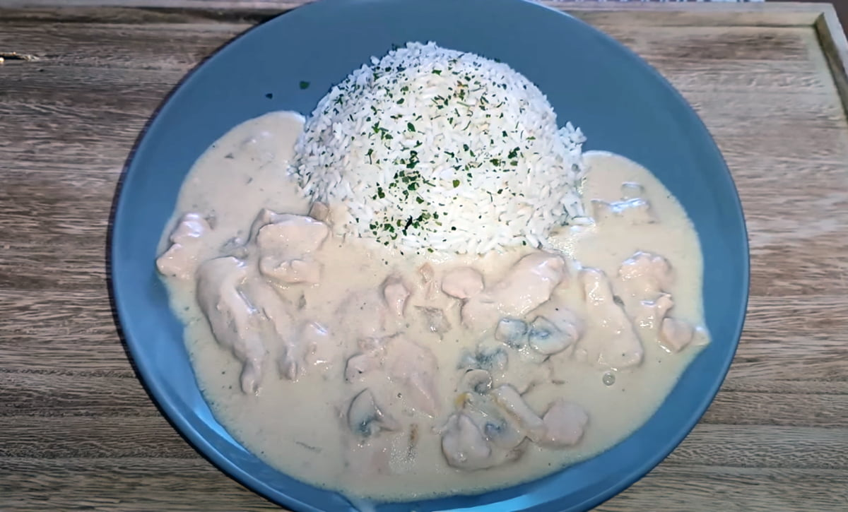 Stroganov delicios de pui cu ciuperci: Prânz excelent ca la bucătar!