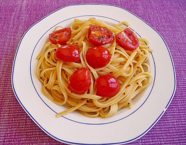 Spaghete cu usturoi și roșii proaspete