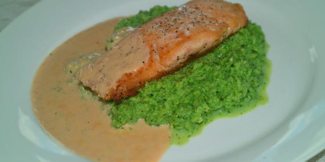 Somon în sos de curry și cocos cu piure de broccoli (Low Carb, Paleo, gata rapid)