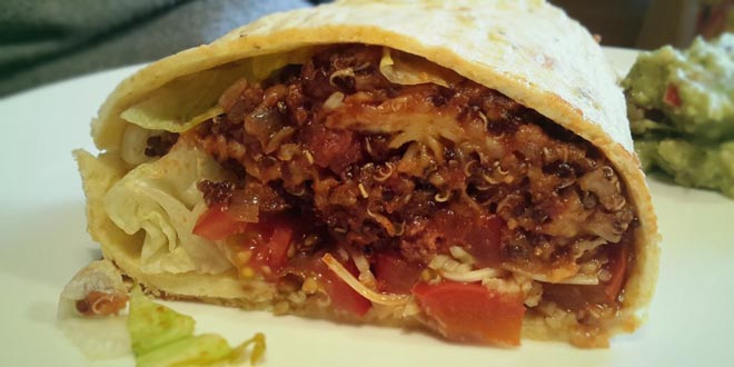 Burrito Low Carb cu umplutură de quinoa, carne de vită tocată și salsiccia fără grâu