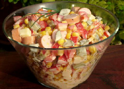 Salată de cârnați și cașcaval cu porumb și ardei gras